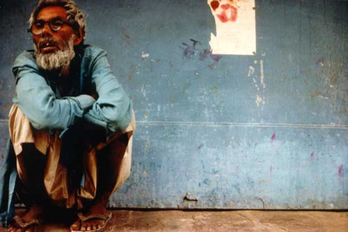 man resting squotting, jodhpur, Rajastan, image